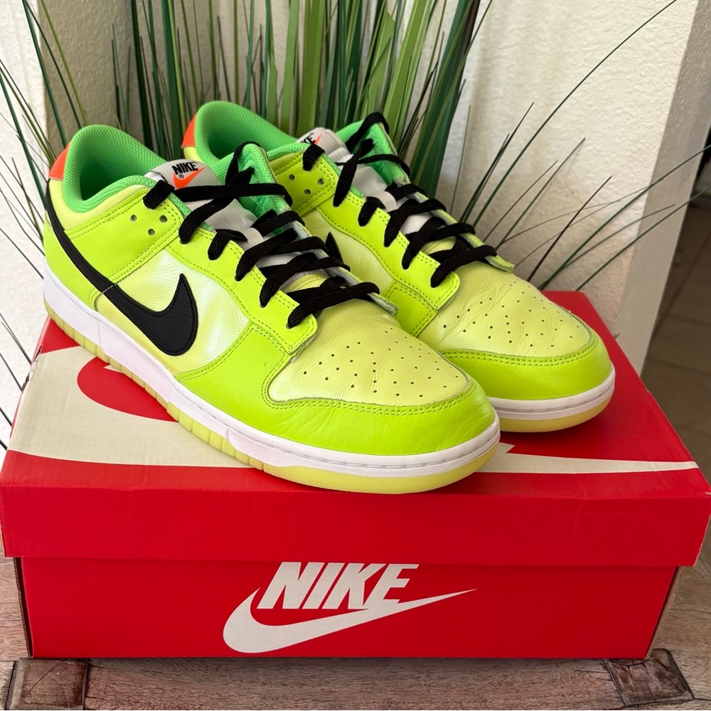 Nike Dunk Low SE Splash Volt Sneakers